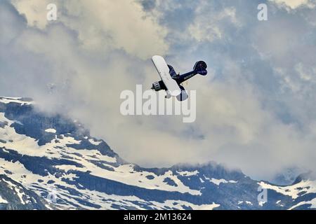 Velivolo d'epoca Waco YMF-F5C, N150EK, che sorvola le Alpi della Svizzera centrale, Stans, Canton Nidvaldo, Svizzera, Europa Foto Stock