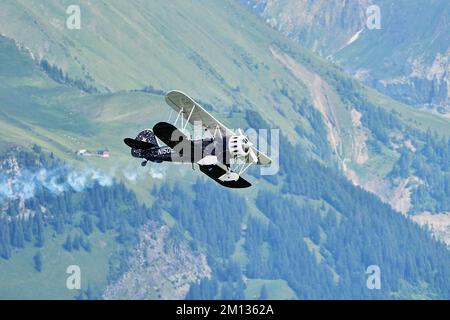 Velivolo d'epoca Waco YMF-F5C, N150EK, che sorvola le Alpi della Svizzera centrale, Stans, Canton Nidvaldo, Svizzera, Europa Foto Stock