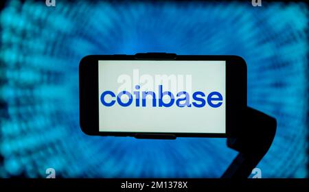 India. 9th Dec, 2022. In questa immagine, il logo di Coinbase è visualizzato sullo schermo di un telefono cellulare. (Credit Image: © Idrees Abbas/SOPA Images via ZUMA Press Wire) Foto Stock