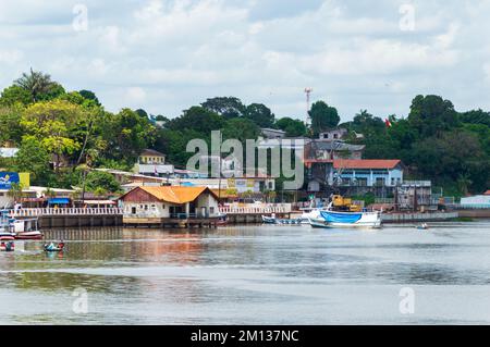 Piccola città colorata sulle rive del Rio delle Amazzoni, Stato di Pará, Brasile Foto Stock