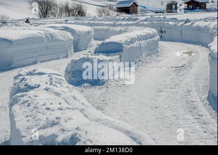 La nevicata nel villaggio di montagna Foto Stock