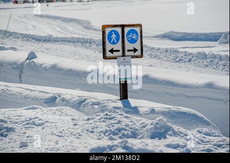 La nevicata nel villaggio di montagna Foto Stock