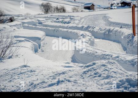 La nevicata nel villaggio di montagna Foto Stock