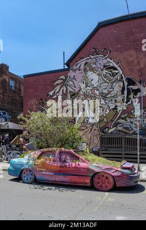 TORONTO, CANADA 18 giugno 2022: Graffiti Car nel mercato di Kensington. Kensington Market è un caratteristico quartiere multiculturale. Foto Stock