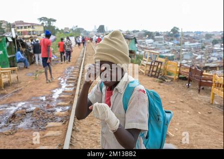 KENYA, Nairobi, Kibera slum, ragazzo in posa come pugile sul binario ferroviario / KENIA, Nairobi, Slum Kibera, Junge in Boxer posa auf Bahngleis Foto Stock