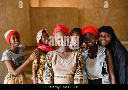 MALI, Gao, ragazze della scuola cattolica , la scuola fu occupata e distrutta durante la guerra da gruppi terroristici islamisti / katholische Schule ECSG „Ecole Catholique Soeur Geneviève”, Schule wurde während des Krieges 2012 von Islamisten als Quartier genutzt und zerstört Foto Stock