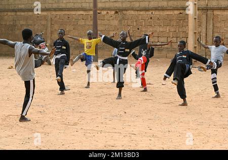 NIGER, Niamey, bambini che fanno sport di judo per strada / Kinder beim Judo Sport auf der Straße Foto Stock