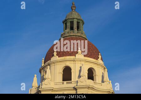 Cupola del Municipio di Pasadena torre principale mostrata contro un cielo blu. Pasadena si trova nella Contea di Los Angeles. Foto Stock