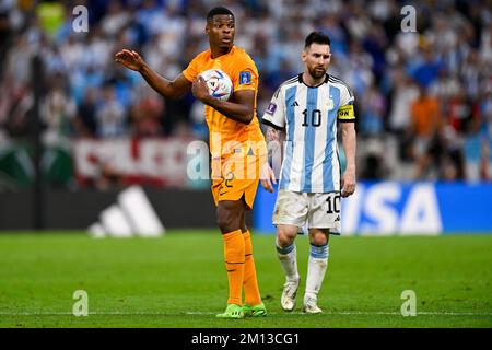 Lusail City, Qatar. 09th Dec, 2022. LUSAIL CITY, QATAR - 9 DICEMBRE: Denzel Dumfries dei Paesi Bassi guarda avanti durante la Quarter Final - Coppa del mondo FIFA Qatar 2022 partita tra Paesi Bassi e Argentina al Lusail Stadium il 9 dicembre 2022 a Lusail City, Qatar (Foto di Pablo Morano/BSR Agency) Credit: BSR Agency/Alamy Live News Foto Stock