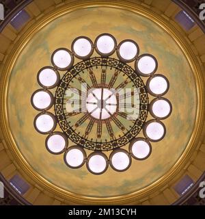 Cupola interna e lampadario dal pavimento della rotonda dell'edificio del Campidoglio dello Utah a Salt Lake City, Utah Foto Stock