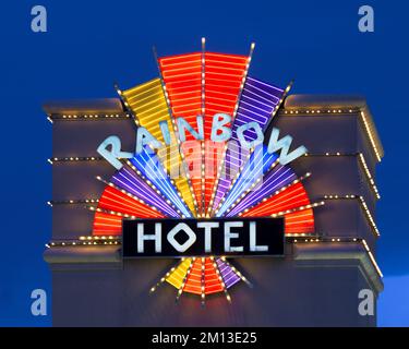 Rainbow Casino, Hotel, & Travel Center, insegna al neon al 1045 di Wendover Blvd a West Wendover, Nevada Foto Stock