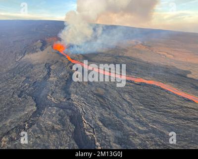 Mauna Loa, Hawaii, Stati Uniti. 7th Dec, 2022. Un sorvolo mattutino il 7 dicembre 2022, ha fornito vedute aeree della fessura 3 che erutta sulla zona nord-orientale del Rift di Mauna Loa. Immagine USGS di M. Patrick. Credit: USGS/ZUMA Press Wire Service/ZUMAPRESS.com/Alamy Live News Foto Stock