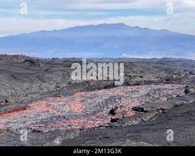 Mauna Loa, Hawaii, Stati Uniti. 7th Dec, 2022. Una vista del canale di lava che erutta dalla fessura 3 sulla zona nord-orientale del Rift di Mauna Loa. Vicino alla bocca, il canale di lava si muove a circa 26-36 piedi al secondo (8.2-11 metri al secondo). Più in discesa, l'ampio fronte del flusso di lava avanza più lentamente, ad una velocità media inferiore a 20 piedi (6 metri) all'ora. Immagine USGS di M. Patrick. Credit: USGS/ZUMA Press Wire Service/ZUMAPRESS.com/Alamy Live News Foto Stock