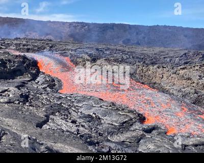 Mauna Loa, Hawaii, Stati Uniti. 7th Dec, 2022. Teleobiettivo del canale di lava della fessura 3 sulla zona nord-orientale del Rift di Mauna Loa, visto dagli equipaggi dell'osservatorio del vulcano Hawaiano la mattina del 7 dicembre 2022. Le velocità del canale qui, più vicine alla bocca dove i canali sono stretti, sono state misurate a circa 26-36 piedi al secondo (8.2-11 metri al secondo). Immagine USGS di M. Patrick. Credit: USGS/ZUMA Press Wire Service/ZUMAPRESS.com/Alamy Live News Foto Stock