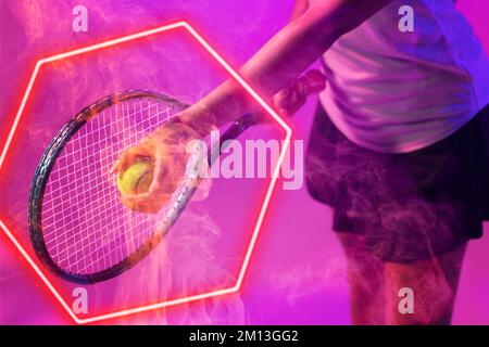 Sezione centrale di una tennista afro-americana che serve palla con racchetta da esagono illuminato Foto Stock