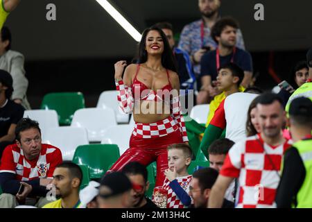 Doha, Qatar. 09th Dec, 2022. Ivana Knoll, ex Miss Croazia, si presenta per una foto durante la finale di Coppa del mondo FIFA Qatar 2022 quarto incontro tra Croazia e Brasile al Education City Stadium il 09 dicembre 2022 a al Rayyan, Qatar. (Foto: William Volcov) Credit: Brazil Photo Press/Alamy Live News Foto Stock