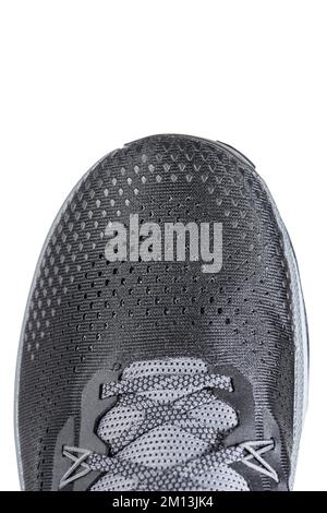 Tessuto in mesh di scarpe sportive di colore grigio su sfondo bianco isolato. Scarpe in tessuto a rete con texture tessile, per uno stile di vita attivo Foto Stock