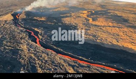 Mauna Loa, Hawaii, Stati Uniti. 9th Dec, 2022. Durante un sorvolo mattutino il 9 dicembre 2022, i geologi dell'Osservatorio del Vulcano Hawaiano notarono una ridotta produzione di lava alla fessura 3 nella zona nord-orientale del Rift di Mauna Loa. La fontana di lava è molto più bassa di ieri e la lava nel canale è molto più bassa delle levee. Immagine USGS di M. Patrick. Credit: USGS/ZUMA Press Wire Service/ZUMAPRESS.com/Alamy Live News Foto Stock