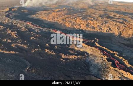 Mauna Loa, Hawaii, Stati Uniti. 9th Dec, 2022. Durante un sorvolo mattutino il 9 dicembre 2022, i geologi dell'Osservatorio del Vulcano Hawaiano notarono una ridotta produzione di lava alla fessura 3 nella zona nord-orientale del Rift di Mauna Loa. La fontana di lava è molto più bassa di ieri e la lava nel canale è molto più bassa delle levee. Immagine USGS di M. Patrick. Credit: USGS/ZUMA Press Wire Service/ZUMAPRESS.com/Alamy Live News Foto Stock