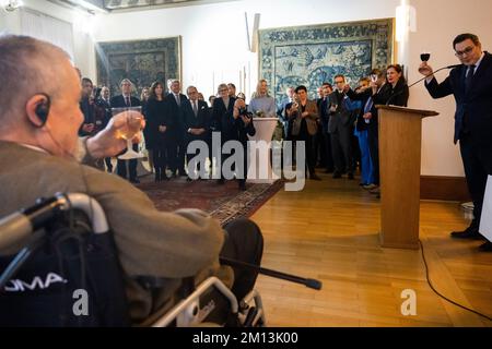 Praga, Repubblica Ceca. 09th Dec, 2022. Ricordare la Giornata internazionale dei diritti umani è ora più importante che mai, il ministro degli Esteri Jan Lipavsky (Pirati), a destra, ha detto nel suo discorso all'incontro con l'ex ministro degli Esteri Karel Schwarzenberg, a sinistra, il 85th° compleanno di Praga, nella Repubblica Ceca, il 9 dicembre 2022. Credit: Ondrej Deml/CTK Photo/Alamy Live News Foto Stock