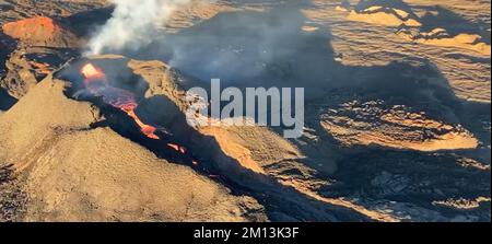 Mauna Loa, Hawaii, Stati Uniti. 9th Dec, 2022. Durante un sorvolo mattutino il 9 dicembre 2022, i geologi dell'Osservatorio del Vulcano Hawaiano notarono una ridotta produzione di lava alla fessura 3 nella zona nord-orientale del Rift di Mauna Loa. La fontana di lava è molto più bassa di ieri e la lava nel canale è molto più bassa delle levee. Immagine USGS di M. Patrick. Credit: USGS/ZUMA Press Wire Service/ZUMAPRESS.com/Alamy Live News Foto Stock