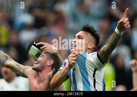 Lusail, Qatar. 10th Dec, 2022. I giocatori argentini che celebrano la vittoria durante la partita della Coppa del mondo FIFA Qatar 2022, Quarter-Final, tra i Paesi Bassi e l'Argentina, hanno giocato al Lusail Stadium il 9 dicembre 2022 a Lusail, Qatar. (Foto di Bagu Blanco/Pressinphoto/Sipa USA) Credit: Sipa USA/Alamy Live News Foto Stock