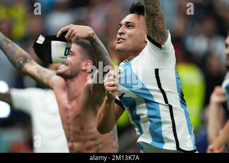 Lusail, Qatar. 10th Dec, 2022. I giocatori argentini che celebrano la vittoria durante la partita della Coppa del mondo FIFA Qatar 2022, Quarter-Final, tra i Paesi Bassi e l'Argentina, hanno giocato al Lusail Stadium il 9 dicembre 2022 a Lusail, Qatar. (Foto di Bagu Blanco/Pressinphoto/Sipa USA) Credit: Sipa USA/Alamy Live News Foto Stock