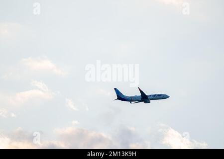 'Fly Dubai' Boeing 737-800 sulla breve finale di Doha per l'aeroporto di Dubai Foto Stock