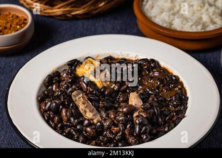 Primo piano di fagioli e maiale, cibo tipico brasiliano. Foto Stock