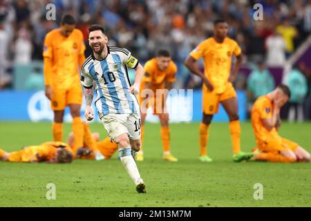 Doha, Qatar. 10th Dec, 2022. Lionel messi festeggia la vittoria del calcio di rigore dopo la partita di Quarter-Final della Coppa del mondo FIFA 2022 al Lusail Stadium di Doha, in Qatar, il 09 dicembre 2022. Foto di Chris Brunskill/UPI Credit: UPI/Alamy Live News Foto Stock