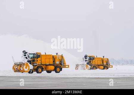 114th il team addetto alla rimozione della neve di Fighter Wing lavora sodo presso Joe Foss Field, S.D. dopo la tempesta invernale il 9 dicembre 2022. I militari si offrono volontari per questo ulteriore dovere per assicurare che la missione sia compiuta. (STATI UNITI Air National Guard Photo di Master Sgt. Duane Duimstra/rilasciato) Foto Stock