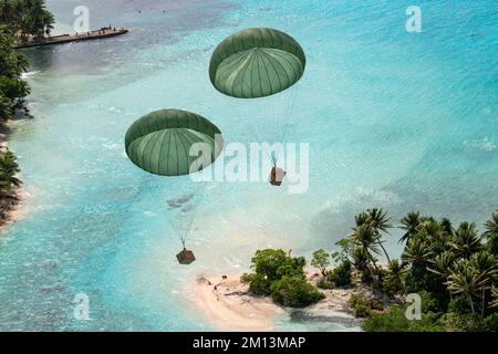 Tactical Airlift Squadron, sull'isola di Murilo, Stati Federati di Micronesia, 6 dicembre 2022. I loadmaster JASDF del 401st TAS sono stati preparati e addestrati per la consegna sicura di ogni pacchetto, con molti dei pacchetti che pesano oltre 300 libbre. L'aereo, segnale di chiamata Santa 33, ha consegnato 7 pacchetti nello stato di Chuuuk, isole RUO e Murilo, Stati Federati di Micronesia. OCD è la più lunga missione umanitaria e di soccorso in caso di disastri del Dipartimento della Difesa. Ogni anno, l'USAF collabora con i paesi dell'area delle forze aeree del Pacifico per fornire forniture alle isole remote del Foto Stock