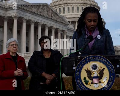 8 dicembre 2022, Washington, District of Columbia, USA: ZAKIYA THOMAS, il presidente della coalizione era/Fondo per l'uguaglianza di WomenÃs esorta il Congresso a rimuovere tutte le barriere per l'inclusione dell'Equal Rights Amendment negli Stati Uniti Costituzione. INTERVERRANNO ANCHE ELEANOR SMEAL, presidente e cofondatore della Feminist maggioranza Foundation e MELANIE CAMPBELL, presidente della Coalizione Nazionale sulla partecipazione civica Nera. L'emendamento sulla parità dei diritti, noto come SER, è stato introdotto per la prima volta nel 1923 come emendamento. Il Senato lo ha approvato nel 1972 come emendamento del 28th ed è stato ratificato da 38 stati. Esso Foto Stock