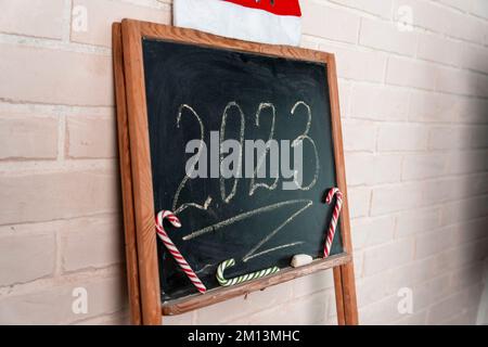 un ardesia nera su cui l'anno 2023 è scritto in gesso. Felice Anno Nuovo. Foto Stock