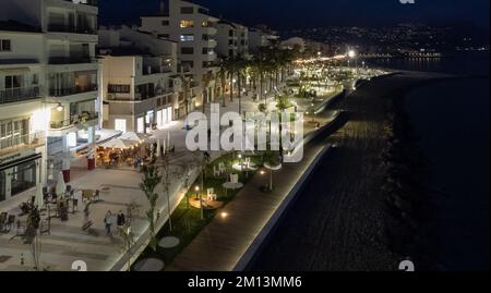 Altea, Spagna - 07 dicembre 2022: Nuovo parco di design moderno sul lungomare di Altea (Alicante, Spagna) illuminato di notte Foto Stock