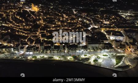 Altea, Spagna - 07 dicembre 2022: Vista aerea del centro di Altea (Alicante, Spagna) con il suo nuovo parco in primo piano nella costa e il suo famo Foto Stock