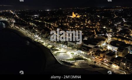 Altea, Spagna - 07 dicembre 2022: Vista aerea della città di Altea (Alicante, Spagna) e il suo nuovo parco sul lungomare con la sua famosa chiesa nella ba Foto Stock