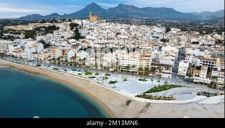Altea, Spagna - 07 dicembre 2022: Vista aerea del nuovo parco nella spiaggia della città di Altea in Alicante, Spagna con la sua famosa chiesa in backgroun Foto Stock