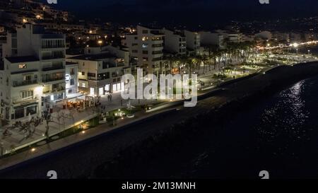 Altea, Spagna - 07 dicembre 2022: Nuovo parco di design moderno sul lungomare di Altea (Alicante, Spagna) illuminato di notte Foto Stock