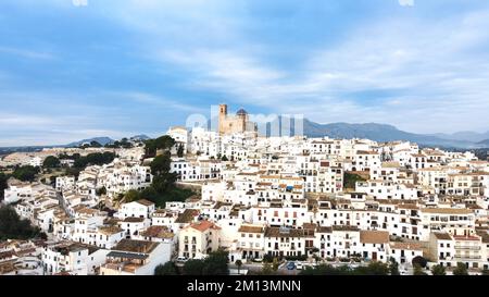 Altea, Spagna - 07 dicembre 2022: Vista aerea della città di Altea in Alicante (Spagna) con le sue tipiche case bianche e la sua chiesa in cima al Foto Stock