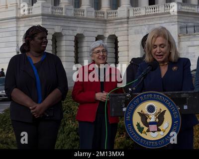 Il 8 dicembre 2022, Washington, Distretto di Columbia, USA: Il Rep. CAROLYN MALONEY (D-NY), presidente uscente della Commissione della Camera per la supervisione e la riforma, tiene una conferenza stampa per invitare il Congresso a revocare la scadenza per includere l'emendamento per la parità di diritti pienamente ratificato come l'emendamento 28th alla Costituzione. A lei si aggiunge ORA il presidente CHRISTIAN NUNES e il presidente a maggioranza femminista ELEANOR SMEAL. Il SER garantisce pari diritti sia alle donne che agli uomini. È stato introdotto nel Congresso nel 1923. (Credit Image: © sue Dorfman/ZUMA Press Wire) Foto Stock