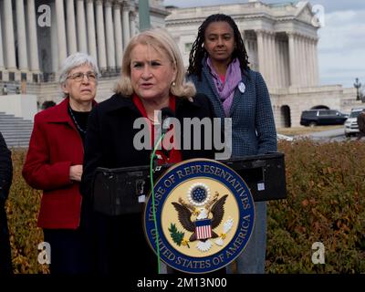 8 dicembre 2022, Washington, Distretto di Columbia, USA: Il Rep. SYLVIA GARCIA (D-TX) esorta il Congresso a far entrare l'Emendamento 28th, l'Equal Rights Amendment o era, nella Costituzione degli Stati Uniti. Ha superato il Senato nel 1972 ed è stato ratificato da più di 3/4 stati. L'emendamento garantisce pari diritti sia alle donne che agli uomini. Il presidente della maggioranza femminista ELEANOR SMEAL e il presidente della coalizione era ZAKIYA THOMAS le ascoltano dietro. (Credit Image: © sue Dorfman/ZUMA Press Wire) Foto Stock