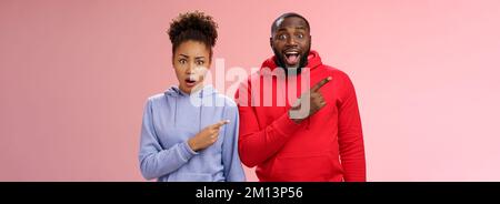 Fidanzata scioccata fidanzata amici fidanzati fatto festa a sorpresa guardare frustato dispiaciuto puntando in alto a sinistra uomo d'angolo sensazione stupito sorridente Foto Stock