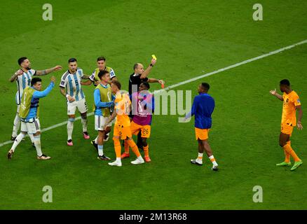 Denzel Dumfries (a destra) dei Paesi Bassi viene mostrato un secondo cartellino giallo prima di essere inviato dopo il rigetto della partita di quarti di finale della Coppa del mondo FIFA allo stadio Lusail di Lusail, in Qatar. Data immagine: Venerdì 9 dicembre 2022. Foto Stock