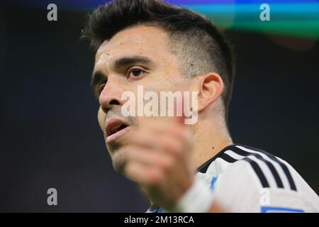 Lusail, Qatar. 09th Dec, 2022. Marcos Acuna dell'Argentina dà il pollice in su mentre lascia il campo durante la partita di finale di Qatar di Coppa del mondo FIFA 2022 quarto fra i Paesi Bassi e l'Argentina allo stadio di Lusail, Lusail, Qatar il 9 dicembre 2022. Foto di Peter Dovgan. Solo per uso editoriale, licenza richiesta per uso commerciale. Non è utilizzabile nelle scommesse, nei giochi o nelle pubblicazioni di un singolo club/campionato/giocatore. Credit: UK Sports Pics Ltd/Alamy Live News Foto Stock