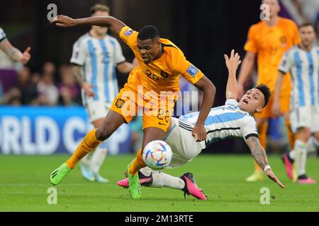 Lusail, Qatar. 10th Dec, 2022. Denzel Dumfries di Paesi Bassi è combattuto da Lautaro Martinez di Argentina durante la Coppa del mondo FIFA Qatar 2022 Quarter Final match tra Paesi Bassi e Argentina al Lusail Stadium, Lusail, Qatar, il 9 dicembre 2022. Foto di Peter Dovgan. Solo per uso editoriale, licenza richiesta per uso commerciale. Non è utilizzabile nelle scommesse, nei giochi o nelle pubblicazioni di un singolo club/campionato/giocatore. Credit: UK Sports Pics Ltd/Alamy Live News Foto Stock