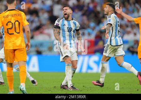 Lusail, Qatar. 10th Dec, 2022. Nicolas Otamendi dell'Argentina reagisce durante la Coppa del mondo FIFA Qatar 2022 Quarter Final Match tra Paesi Bassi e Argentina al Lusail Stadium, Lusail, Qatar, il 9 dicembre 2022. Foto di Peter Dovgan. Solo per uso editoriale, licenza richiesta per uso commerciale. Non è utilizzabile nelle scommesse, nei giochi o nelle pubblicazioni di un singolo club/campionato/giocatore. Credit: UK Sports Pics Ltd/Alamy Live News Foto Stock