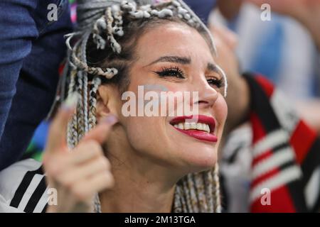 Lusail, Qatar. 10th Dec, 2022. Il tifoso argentino festeggia dopo aver vinto il calcio di rigore durante la Coppa del mondo FIFA Qatar 2022 Quarter Final Match tra Paesi Bassi e Argentina al Lusail Stadium di Lusail, Qatar, il 9 dicembre 2022. Foto di Peter Dovgan. Solo per uso editoriale, licenza richiesta per uso commerciale. Non è utilizzabile nelle scommesse, nei giochi o nelle pubblicazioni di un singolo club/campionato/giocatore. Credit: UK Sports Pics Ltd/Alamy Live News Foto Stock