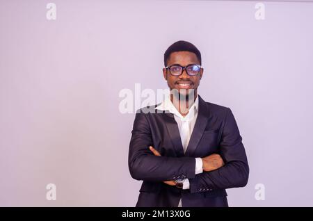 Foto di Afro-americano risata overjoyed uomo ha denti bianchi isolati su sfondo bianco Foto Stock
