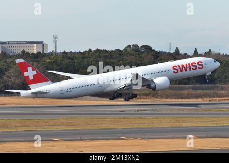 Prefettura di Chiba, Giappone - 19 dicembre 2020: Aereo passeggeri Swiss International Air Lines Boeing B777-300ER (HB-JNA). Foto Stock